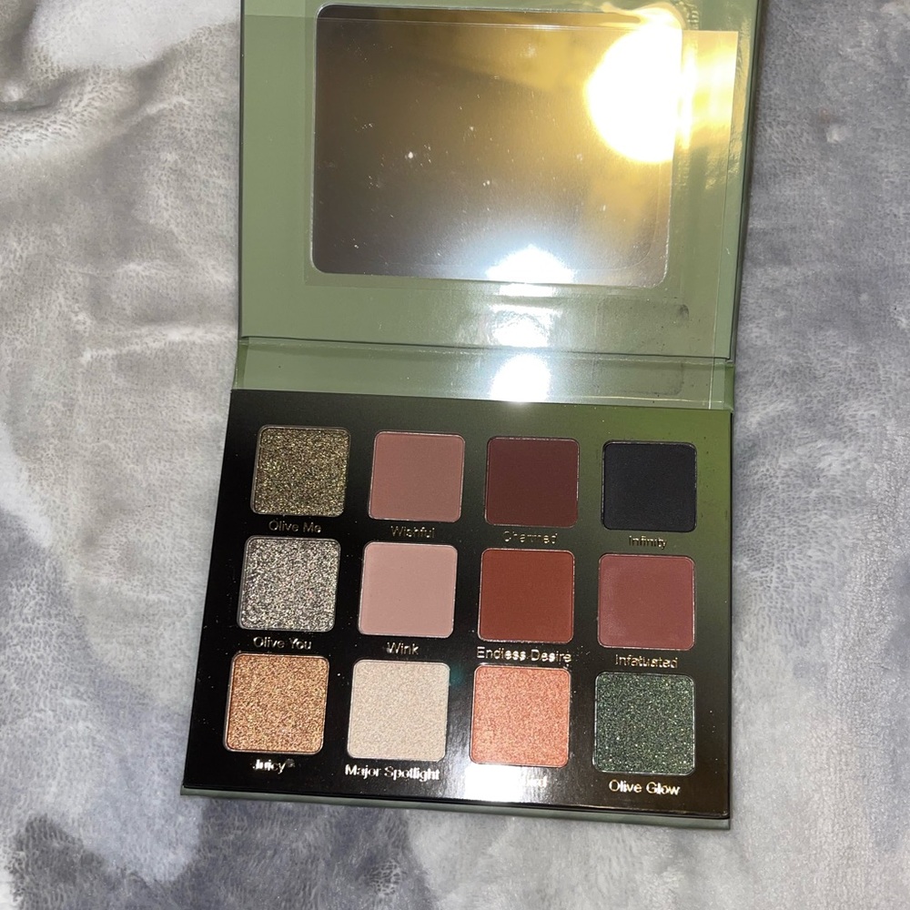 Violet Voss a olive you forever palette